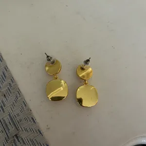 Elegant Gold and Pearl Drop Earrings thumbnail 2