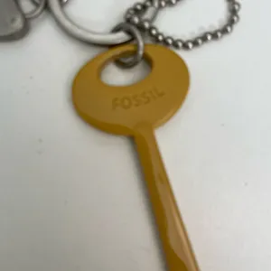 Vintage Fossil Keyper Key Charm Purse Hang Tag Fob Mustard Yellow Silver thumbnail 7