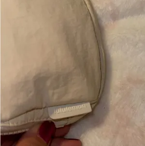 Lululemon Everywhere Belt Bag off white thumbnail 8