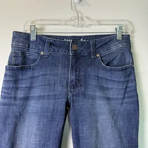 Wrangler Women's Essential Straight Stretch Mid-Rise Slim Fit Straight Leg Jean‎ thumbnail 2