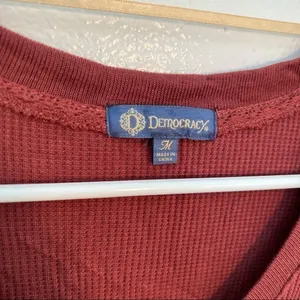 Democracy Women's Size Medium‎ Side Ruched V-Neck Blouse in Bran Burnt Orange thumbnail 8