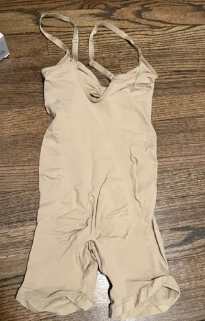 Skims SEAMLESS SCULPT MID THIGH BODYSUIT Clay Large NIB NEW thumbnail 1
