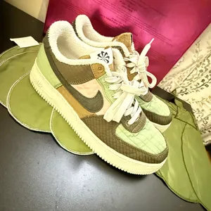 Nike Air Force 1 '07 LX NN "Toasty" Oil Green Olive DC8744-300 Womens Size 9 thumbnail 1