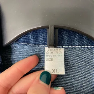 NWOT Women’s unbranded medium wash ripped denim full‎ button Jean jacket XL thumbnail 3