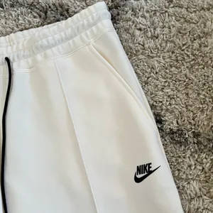 NWT NIKE Sportswear Tech Fleece Mid Rise Joggers thumbnail 5