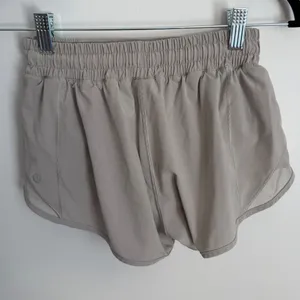 Lululemon Hotty Hot Short II 2.5" size 4 thumbnail 2