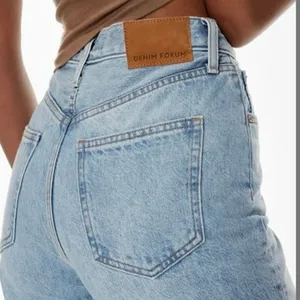 Aritzia Denim Forum The Boyfriend High Rise Loose Fit Jeans Button Fly Size 27 thumbnail 5