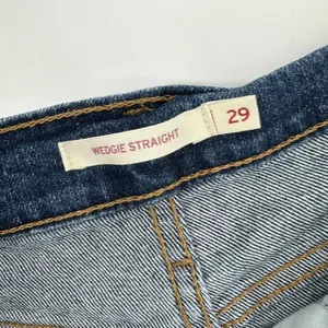 Levi’s Wedgie Straight Jeans Denim Button Fly Stretch Dark Wash Size 29 thumbnail 7