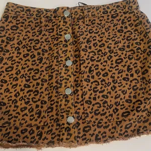 Denim like leopard‎ print skirt with pockets NWT size Medium thumbnail 1
