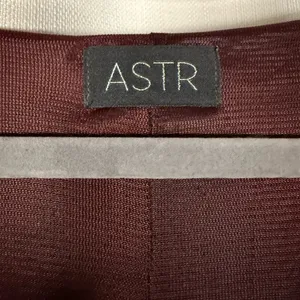 ASTR The Label Burgundy Bell Sleeve Lace V Neck Shift Dress thumbnail 4