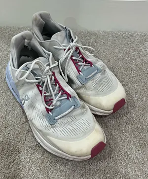 On Cloud Running Shoes thumbnail 1