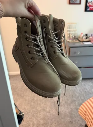 Women’s winter boots Size 8 thumbnail 1