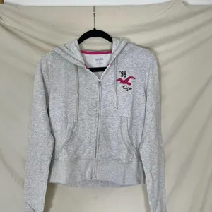NWT Hollister Logo Zip Up Hoodie Sweatshirt Jacket with Pink Accents Size S thumbnail 2