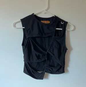 black cut out crop top tank Size M thumbnail 2
