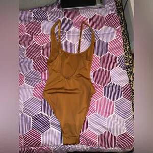 SKIMS Size XXS Almond Brown Scoop Neck One Piece Swim Suit Bathing suit NWT thumbnail 5
