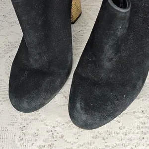 Sigerson Morrison Black Gold Suede Block Heel Slip On Ankle Bootie Boots Sz 9.5 thumbnail 3