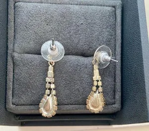Beautiful Rhinestone Drop Earrings - In perfect condition! 💎 🤍 thumbnail 3