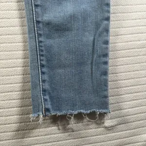 Women’s Levi’s 711 Skinny Ankle Jeans Distressed Light Wash Raw Hem Size 30x27 thumbnail 4