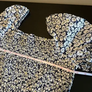 J. Crew Puff Sleeve Smocked Peplum Daisy‎ Floral Top Navy White Cotton Medium thumbnail 9