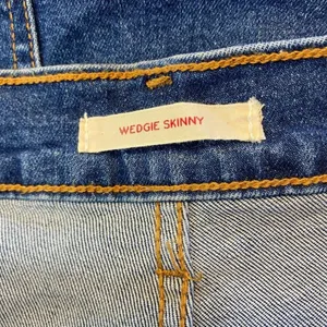 Levis Wedgie‎ Skinny Jeans 20W Dark Wash Denim Ankle Button Fly Fray Distressed thumbnail 9