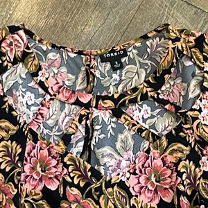 Torrid Top Womens Peplum Crepe Cage Front Floral Short Sleeve Multicolor 2‎ thumbnail 2