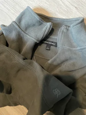 Banana Republic Women’s V-Neck Quarter-Zip Sweater thumbnail 2