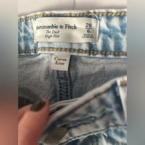 Abercrombie Curve Love: The Dad High Rise Jean 28 thumbnail 3