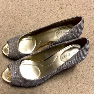 Bandolino Heels Size 7 1/2 Gold Metallic thumbnail 3