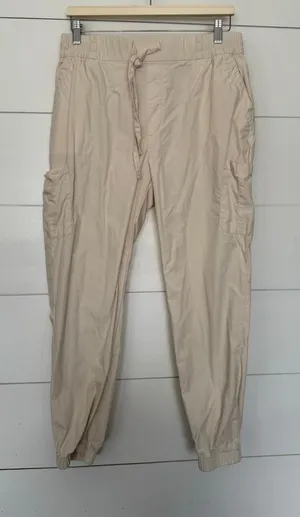 Old Navy Women’s Medium Tan Sand Cargo Chino Jogger Pants thumbnail 1