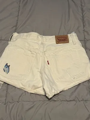 Levi’s Butterfly Embroidered Womens Cream Denim Shorts (W25) thumbnail 3