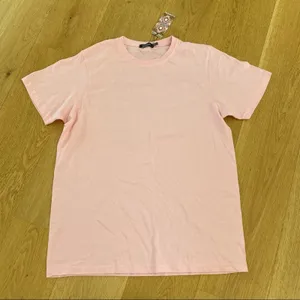 Boohoo - Tall I Am Loved Back Print Tee in Pink Size US8 thumbnail 3