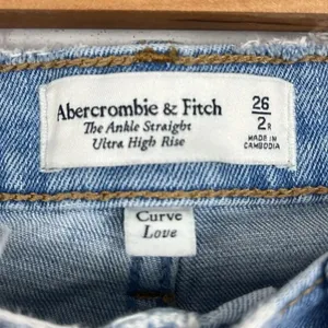 Abercrombie & Fitch the ankle straight ultra high rise curve love light jean thumbnail 2