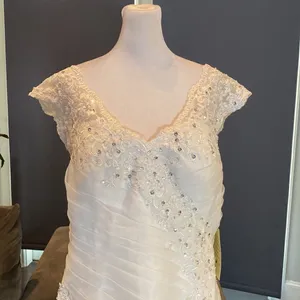 Women’s Wedding Dress Mermaid Fit Zip Up Back Small Train Size 14 NWT thumbnail 2