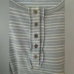 • Billabong • Women’s Anyday Henley Top Size Small thumbnail 4