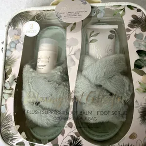 Enchante Accessories Slippers Foot Balm Scrub Bag Gift Set thumbnail 2