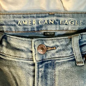 Light Wash American Eagle Jeans Size 4 Regular Inseam 26 inches straight thumbnail 8