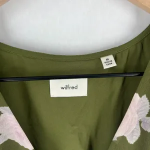 Aritzia‎ Wilfred Wistful Mini Dress Womens M Green Floral Smocked Surplice Neck thumbnail 2