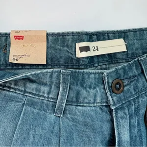 Levi's Relaxed Fit Pleated Light Blue Jeans Size 24 NWT thumbnail 5