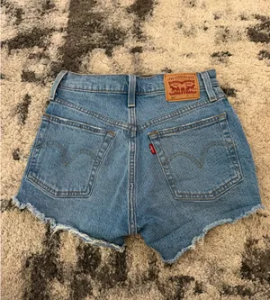 Levi 501 high rise shorts w 25 thumbnail 2