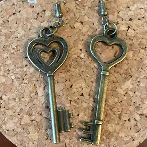 Handmade Earrings Antique Vi Rage Style Heart Keys Gift thumbnail 1