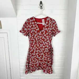 Sadie & Sage Red White Floral Pattern Wrap Style Dress Size S thumbnail 2