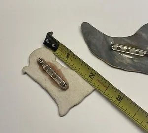 Lot Of 2 Hand Made Ceramic Brooch Pins Hand Painted - A Bird Hunting Dog thumbnail 8