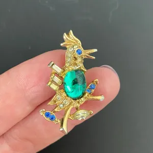 Vintage Gold Tone Bird Brooch Rhinestone Emerald Cabochon Crested Bird Pin thumbnail 2