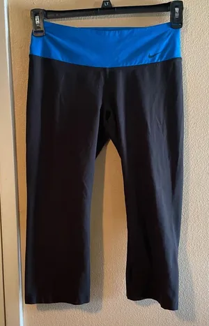 Nike Women’s Capri Leggings thumbnail 1
