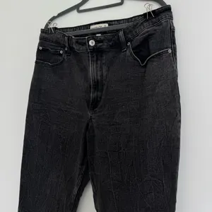 Abercrombie & Fitch Curve The Mom High Rise Jeans in a Black Faded‎ Acid Wash 14 thumbnail 5