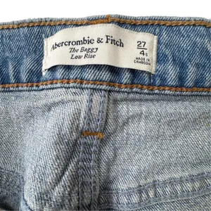 Abercrombie & Fitch The Baggy Low Rise Jeans Womens 27 4S Light Wash Blue NWT thumbnail 4
