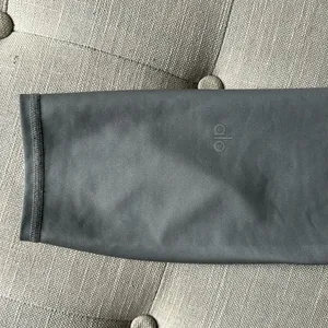 Alo Yoga Grey Cropped Workout Leggings Size Small thumbnail 9