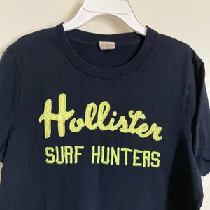 *Hollister Navy with Yellow “Hollister, Surf Hunters” Medium Shirt #MBG thumbnail 4
