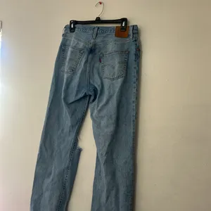 Levi’s 90s fit jeans ripped thumbnail 2