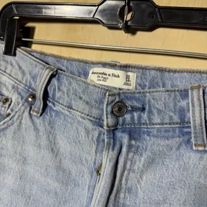 Abercrombie & Fitch The Baggy Low Rise Jeans Womens 32 14R Light Wash Cuffed thumbnail 3